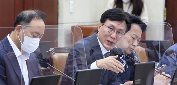 김민석 더불어민주당 의원이 12일 오후 서울 여의도 국회에서 열린 보건복지위원회의 한국보건산업진흥원, 한국건강증진개발원, 대한적십자사, 국립중앙의료원 등 국정감사에서 질의를 하고 있다. /연합뉴스