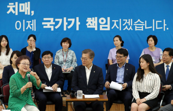 문재인 대통령이 지난 2017년 6월 2일, 서울 세곡동 국민건강보험 서울요양원을 방문해 치매환자 보호자와 요양 시설 종사자들과 간담회를 가졌다. 문 대통령이 치매 환자 가족의 발언을 듣고 있다. / 청와대사진기자단