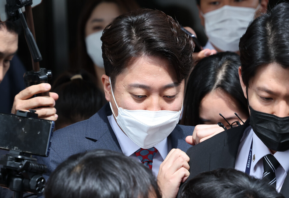국민의힘 이준석 전 대표가 28일 서울 양천구 서울남부지방법원에서 열린 국민의힘 당헌 효력 정지 가처분 심문을 마친 뒤 법원을 나서고 있다. /국회사진기자단=연합뉴스