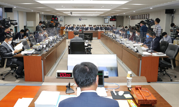 국회 국방위의 국정감사가 13일 경기도 과천시 방위사업청에서 열리고 있다. /국회사진기자단=연합뉴스