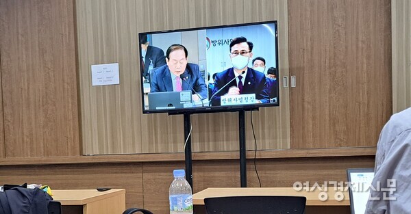 13일 경기도 과천 방위사업청 1층 기자대기실에서 국정감사가 TV를 통해 생중계되고 있다. 국정감사장 내부는 보안을 이유로 사진촬영이 금지됐다. /이상무 기자