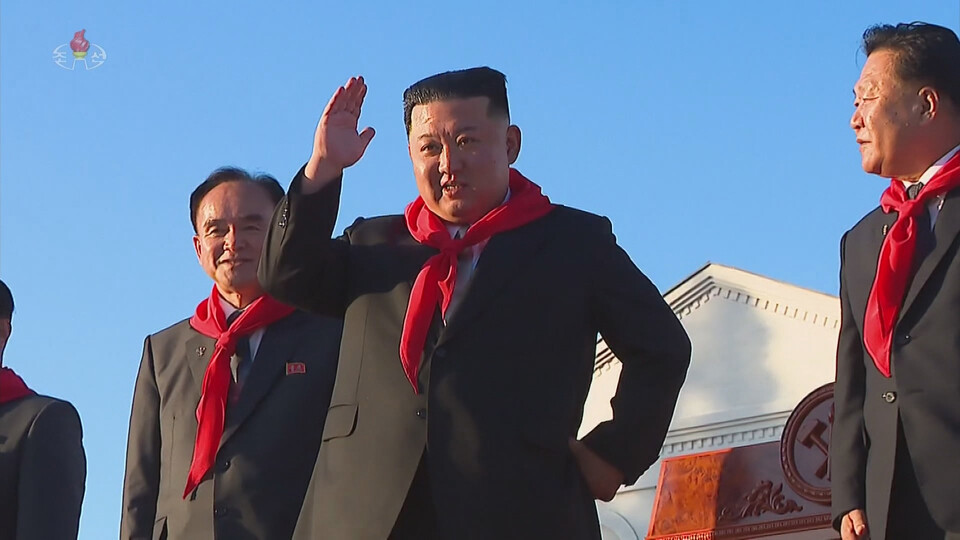 북한 김정은 국무위원장이 12일 만경대혁명학원에서 열린 만경대혁명학원·강반석혁명학원 창립 75주년 기념행사에서 학생들의 분열행진을 보며 손을 들어 인사하고 있다. /조선중앙TV 화면=연합뉴스