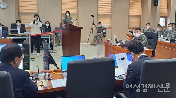 전동진 지상작전사령관이 14일 경기도 용인시 지상작전사령부에서 열린 국회 국방위 국정감사에서 윤후덕 더불어민주당 의원 질의에 답하고 있다. /이상무 기자