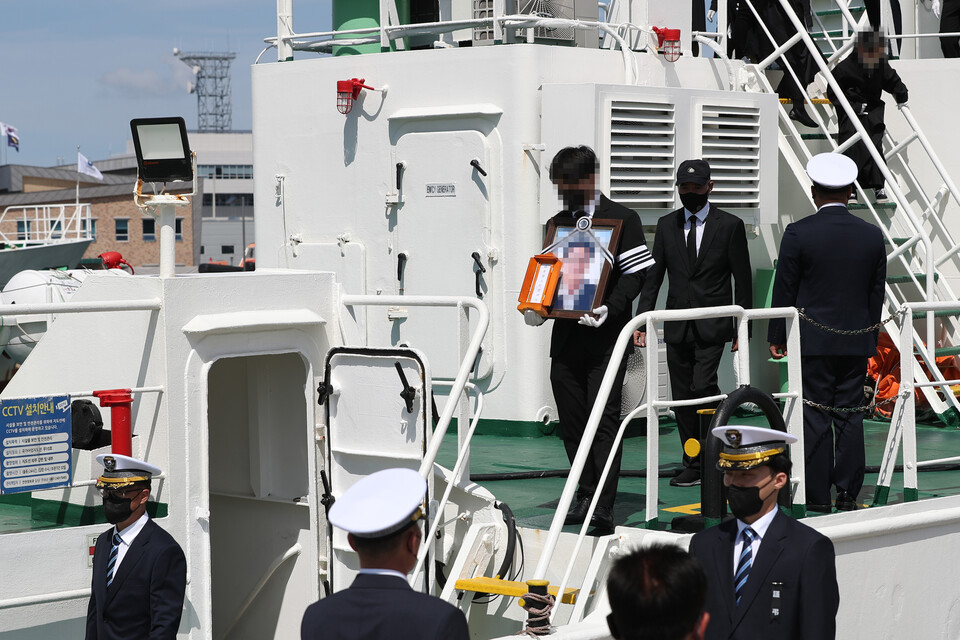 서해상에서 북한군에 피살된 고(故) 이대준 해양수산부 주무관의 추모 노제가 22일 낮 전남 목포시 서해어업관리단 전용 부두에서 엄수됐다. /연합뉴스