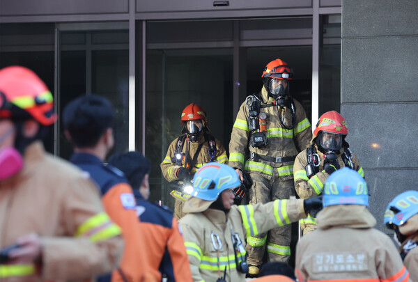 15일 오후 화재가 발생한 경기 성남시 분당구 삼평동 SK 판교 캠퍼스 A동에서 소방관들이 분주하게 움직이고 있다. 불이 난 건물은 네이버, 카카오, SK통신사가 데이터를 관리하는 업무 시설이다. 이 불로 카카오톡, 카카오 택시, 포털사이트 다음 등 통신 장애가 발생했다. /연합뉴스