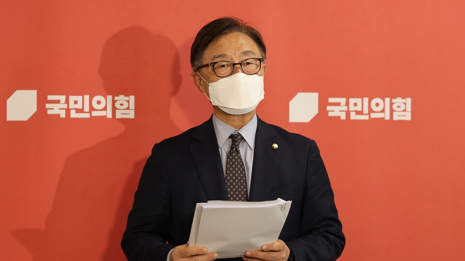 최재형 국민의힘 혁신위원장이 지난달 26일 국회에서 혁신위원회 회의 결과를 발표하고 있다. /연합뉴스