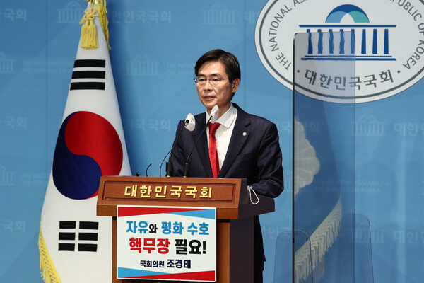 국민의힘 조경태 의원이 16일 국회 소통관에서 기자회견을 열고 북한의 무력 도발에 맞서 대한민국의 자유와 평화를 수호하기 위한 핵 개발을 추진해야 한다고 밝히고 있다. /국회사진기자단=연합뉴스