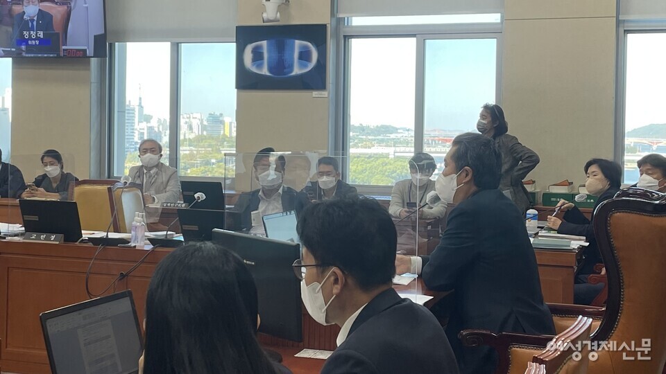 17일 과학기술정보방송통신위원회 국감장에서 정청래 위원장이 발언하고 있다. /사진=문예빈 인턴기자