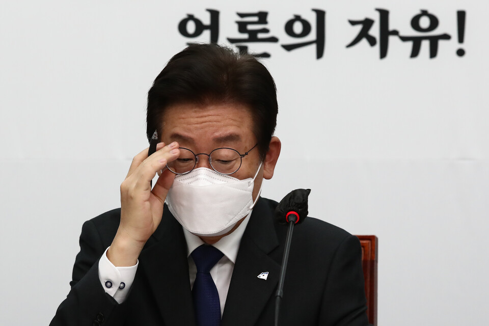 이재명 더불어민주당 대표가 13일 국회에서 열린 '언론자유 방송독립을 위한 언론인 간담회'에서 안경을 고쳐 쓰고 있다. /연합뉴스