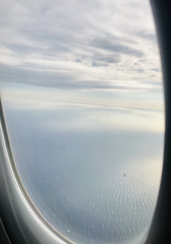 수십 년간 백만 마일이 넘도록 바쁘게 해외 출장 비행을 다녔어도, 한 시간 제주행 비행기에서 바라본 이른 아침 하늘과 구름과 바다, 그리고 홀연히 떠 있는 배 한 척만큼 내 청춘의 설렘과 감동을 준 비행은 없었음을 고백합니다. /사진=최익준