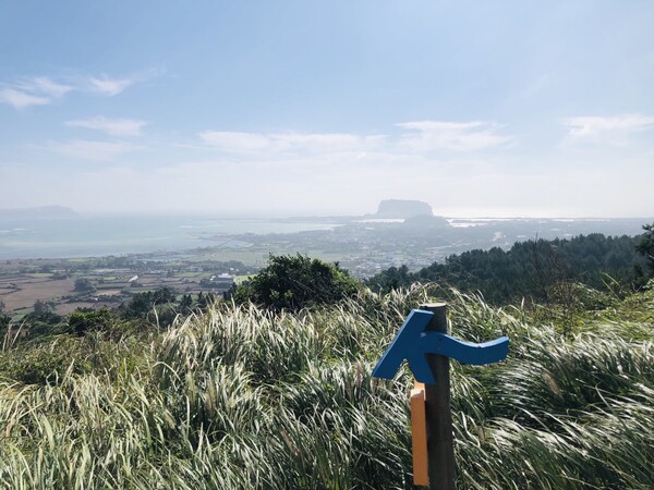 오름길 정상에 올라 성산 일출봉을 바라봅니다. 오름길이 우리 각자에게 주어진 다른 운명처럼 받아들이기 버겁지만 주어진 사연을 사명으로 만들 권리와 의무가 있지 않을까요. /사진=최익준