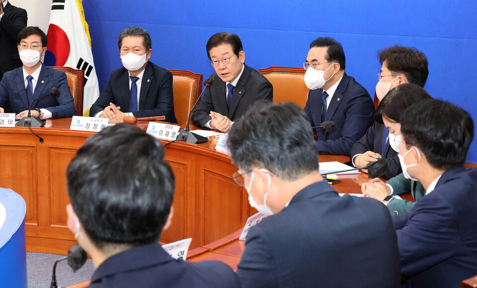 더불어민주당 이재명 대표가 17일 국회에서 열린 최고위원회의에서 발언하고 있다. /연합뉴스