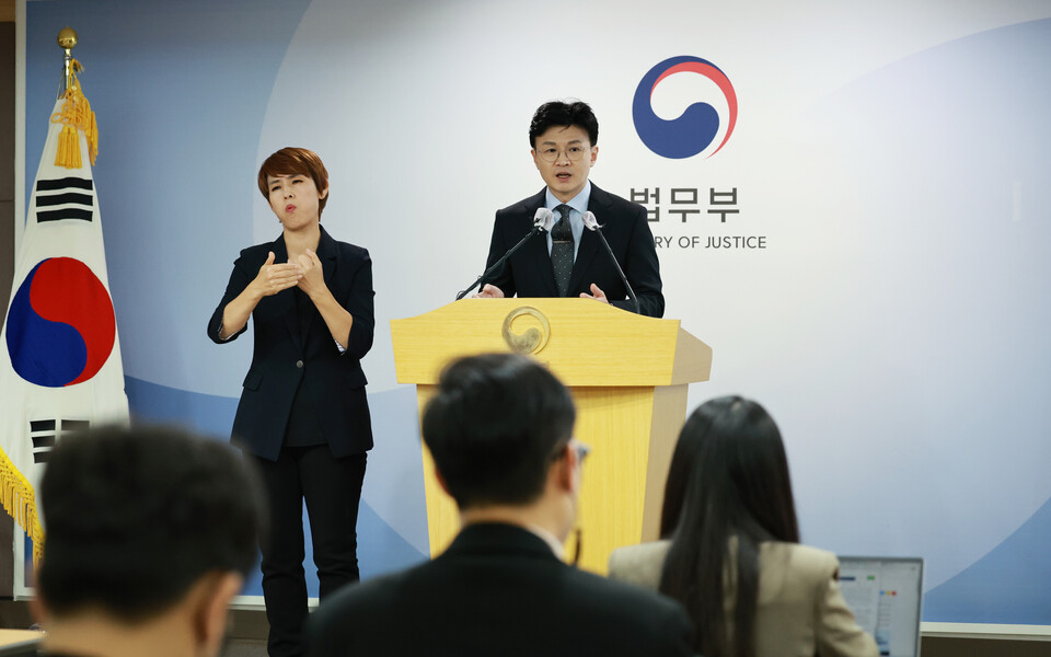 최근 한동훈 법무부 장관(오른쪽)의 차기 총선 출마 독려 목소리가 여권 내에서 이어지고 있다.  /연합뉴스