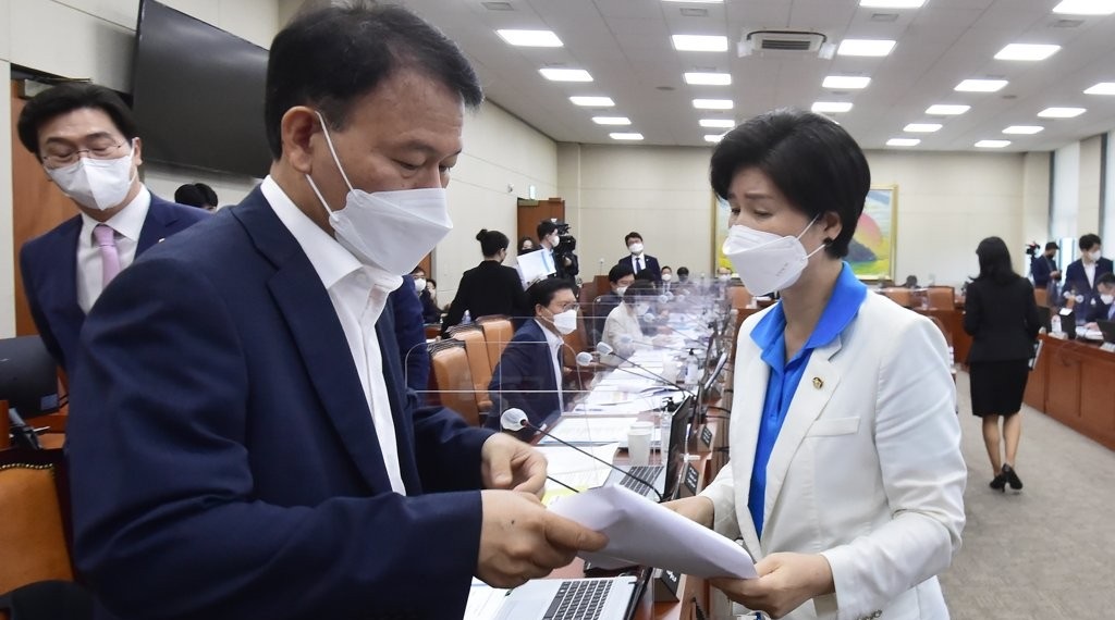 백혜련 국회 정무위원장과 윤한홍 국민의힘 간사가 대화하고 있다. /연합뉴스