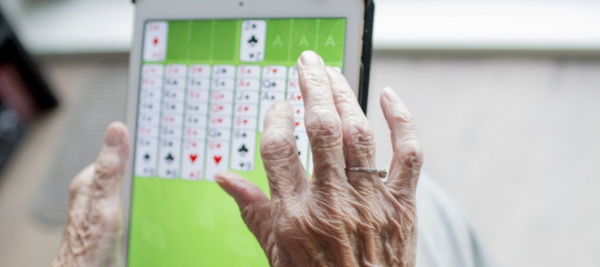 한 어르신이 태블릿PC를 이용해 온라인 게임을 하고 있다. /픽사베이