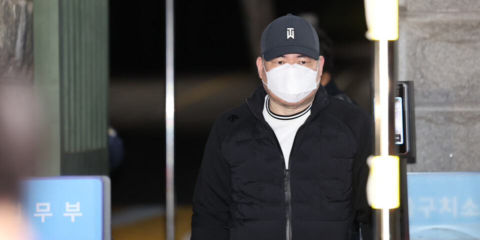 유동규 전 성남도시개발공사 기획본부장이 20일 새벽 서울구치소를 나오고 있다. /연합뉴스