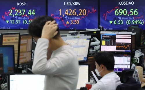 19일 오후 서울 중구 하나은행 딜링룸에서 직원들이 업무를 보고 있다. /연합뉴스