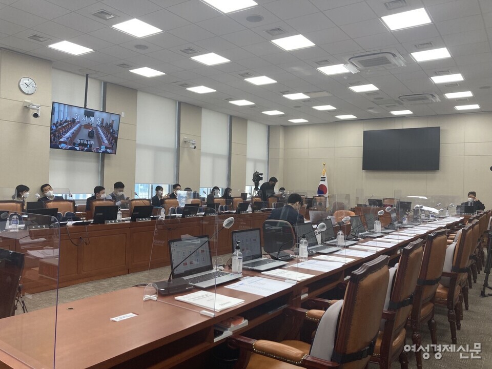 20일 정무위원회의 국정감사가 본래 예정 시간을 넘긴 오전 10시 24분에 개시됐다. 오전 10시 10분 국회의원 없는 정무위원회 국감장의 모습 /김혜선 인턴기자