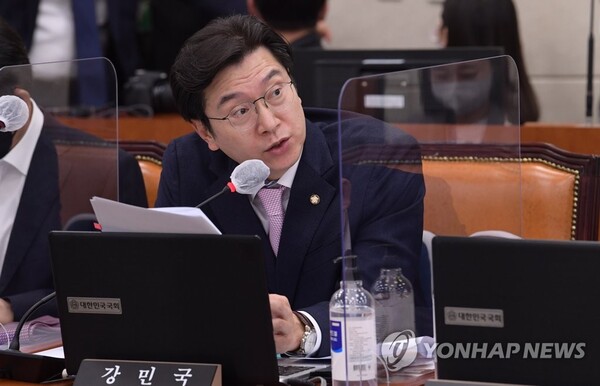 국민의힘 강민국 의원이 20일 국회 정무위원회에서 열린 예금보험공사, 한국산업은행, 중소기업은행 등에 대한 국정감사에서 질의하고 있다. /국회사진기자단=연합뉴스