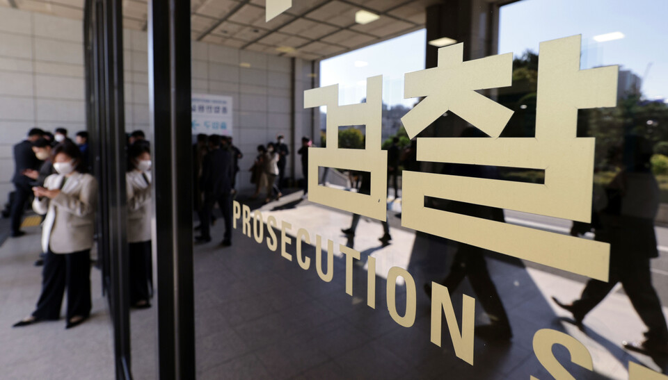 서울중앙지검이 '위례·대장동 신도시 개발 의혹'과 관련해 이재명 더불어민주당 대표의 최측근으로 꼽히는 김용 민주연구원 부원장을 19일 체포하고 자택 등을 압수수색했다. 김 부원장은 유동규 전 성남도시개발공사 기획본부장과 남욱 변호사를 비롯한 민간 사업자들로부터 수억원대의 뒷돈을 받은 혐의를 받는다. 사진은 이날 오후 서울 서초동 중앙지검. / 연합뉴스