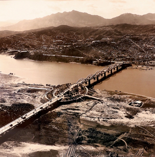 한강 다리 최초 인도교인 제1 한강교(현 한강대교)와 노들섬. 1968년 한강소교 아래 백사장이 제거돼 노들섬은 완전한 하중도가 됐다. 1981년 신교가 완공돼 지금의 쌍둥이 다리가 됐다. /서울역사박물관