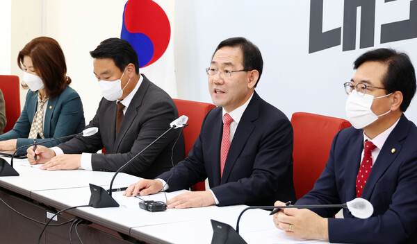 국민의힘 주호영 원내대표가 21일 국회에서 긴급 기자간담회를 열고 있다. 주 원내대표는 이날 더불어민주당 이재명 대표의 '대장동 특검' 제안에 대해 거부 의사를 밝혔다. /국회사진기자단=연합뉴스