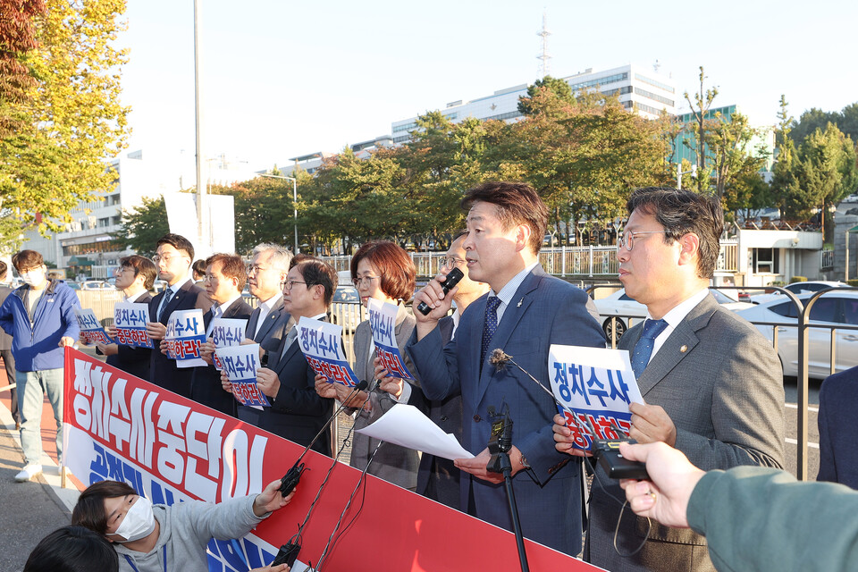 국회 법제사법위원회 더불어민주당 기동민 간사와 위원들이 20일 오후 서울 용산구 대통령실 앞에서 민주당 중앙당사 압수수색 시도와 관련해 항의 기자회견을 하고 있다. /연합뉴스