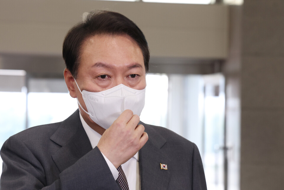 윤석열 대통령이 14일 오전 서울 용산 대통령실 청사로 출근하며 기자들과 질의응답을 하고 있다. / 연합뉴스