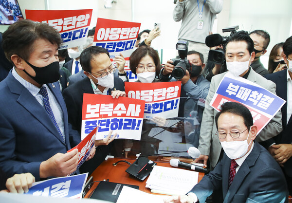 20일 국회에서 열린 대검찰청 국정감사에서 더불어민주당 법사위원들의 항의 속에 김도읍 위원장이 감사 중지를 선언하고 있다. /국회사진기자단=연합뉴스