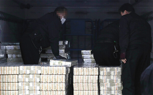 서울 강남구 한국은행 강남본부에서 올해 1월 24일 설 자금이 방출되고 있다. /연합뉴스