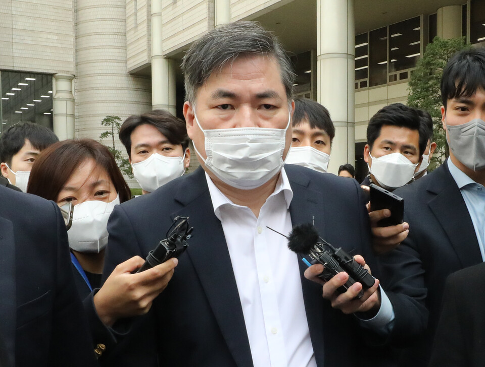 유동규 전 성남도시개발공사 기획본부장이 21일 서초동 서울중앙지법에서 열린 '대장동 개발 비리' 관련 1심 속행 공판을 마치고 법원을 나서고 있다. /연합뉴스