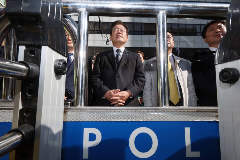 더불어민주당 이재명 대표가 민주연구원에 대한 검찰 압수 수색이 진행 중인 24일 오전 서울 여의도 더불어민주당 중앙당사 앞에서 기자회견을 하고 있다. /연합뉴스