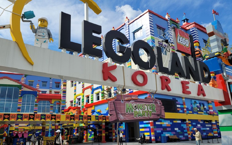 강원도 춘천 레고랜드 정문. 레고랜드 개발사업 조달을 위해 만들어진 특수목적법인(SPC) 아이원제일차는 강원도에 지급 의무의 이행을 요청했으나, 지급 의무가 9월 29일까지 이행되지 않아 부도 처리됐다. /연합뉴스