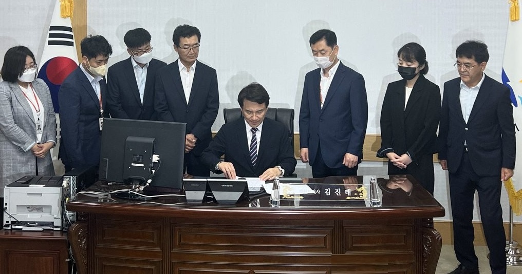 지난 7월 1일 김진태 강원도지사가 '강원특별자치도 추진단 설치 및 운영 계획'을 결제하는 모습을 직원들이 줄을 지어 바라보고 있다. /강원도청