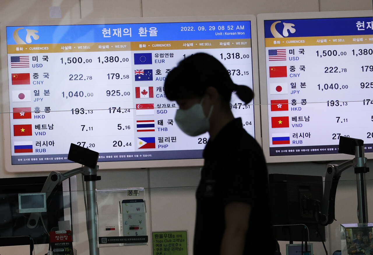 한국의 스태그플레이션 진입 여부에 대한 정부와 전문가 간 시각차가 드러나고 있다. 다수 전문가는 이미 진입했다고 보고 있는 반면 금융당국은 이를 부정하고 있다. 사진은 29일 영종도 인천국제공항 2터미널 내 한 은행 환전 창구에 실제 거래되는 외화 가격이 표시되고 있다. /연합뉴스