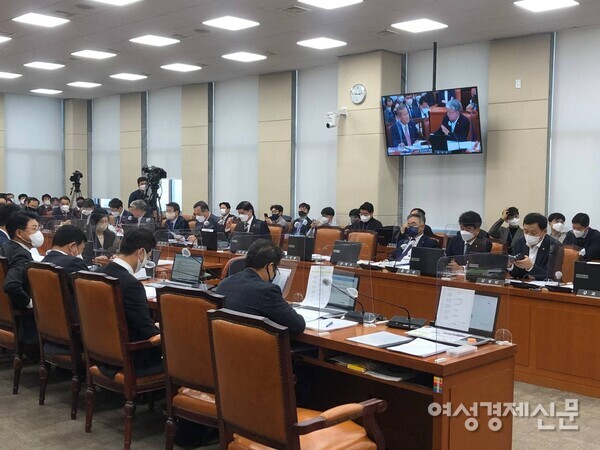 24일 국회에서 열린 행정안전위원회 국정감사가 열리고 있다. /이상무 기자