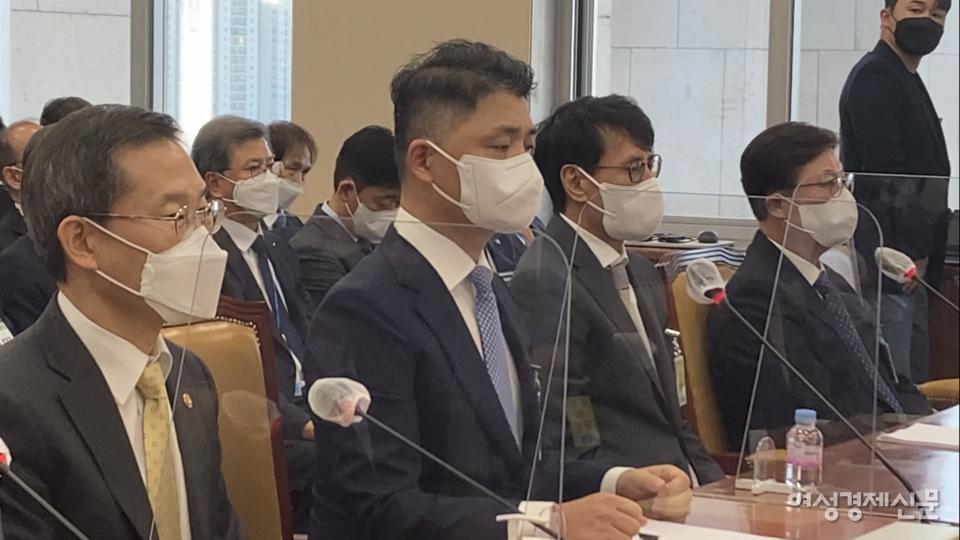 김범수 카카오 창업자가 국회 과학기술정보방송통신위원회의 국정감사에 증인으로 출석햇다. /김혜선 인턴기자