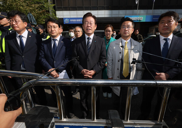 더불어민주당 이재명 대표가 민주연구원에 대한 검찰 압수 수색이 진행 중인 24일 오전 서울 여의도 더불어민주당 중앙당사 앞에서 취재진에게 입장을 밝히고 있다. /연합뉴스