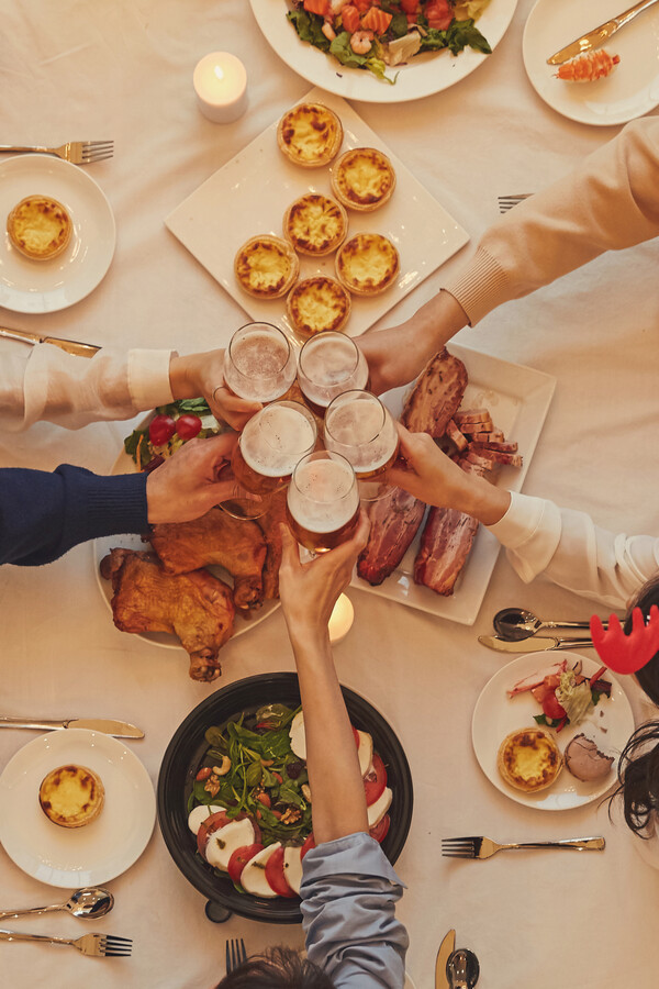 적당한 음주와 잡기는 소통과 관계를 좋게 만들고 인연을 만들어 준다. 즐거운 인생은 덤이다. /게티이미지뱅크