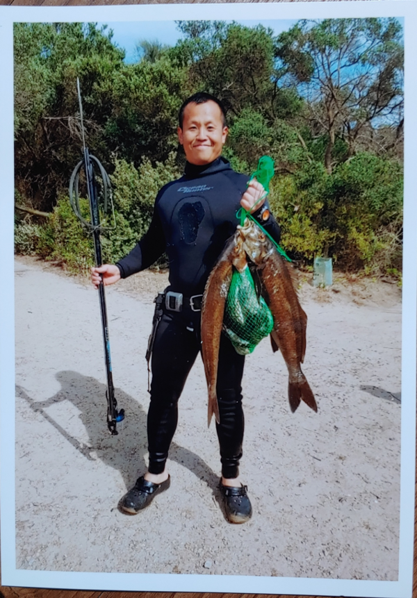 고기를 먹이기보다 고기 잡는 법을 가르쳐준 아버지 덕에 세상의 험한 바다에서도 살아남을 아들이다. 작살질해서 잡은 고기를 자랑하며. /사진=송미옥