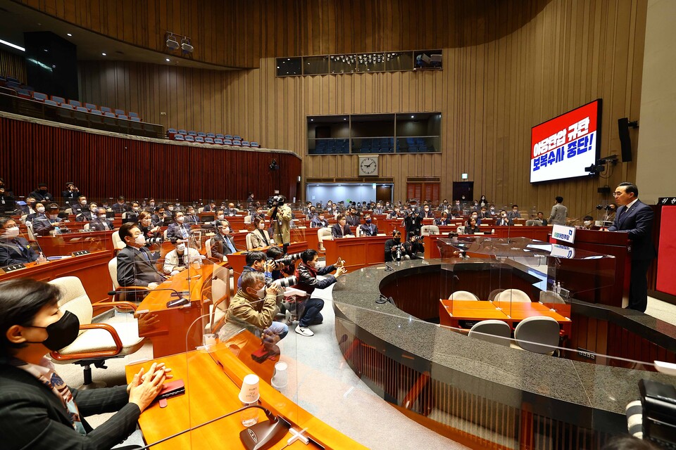 더불어민주당 이재명 대표가 25일 윤석열 대통령의 국회 시정연설을 앞두고 열린 의원총회에서 박홍근 원내대표의 발언을 듣고 있다. /연합뉴스