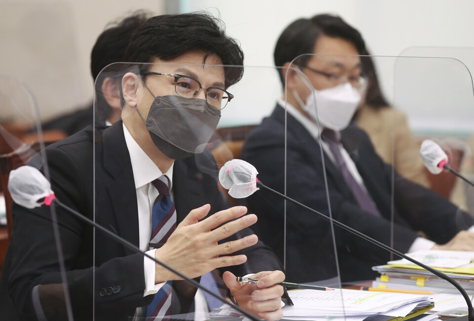 한동훈 법무부 장관이 24일 국회에서 열린 법사위의 법무부 등 종합국정감사에서 답변하고 있다. /국회사진기자단=연합뉴스