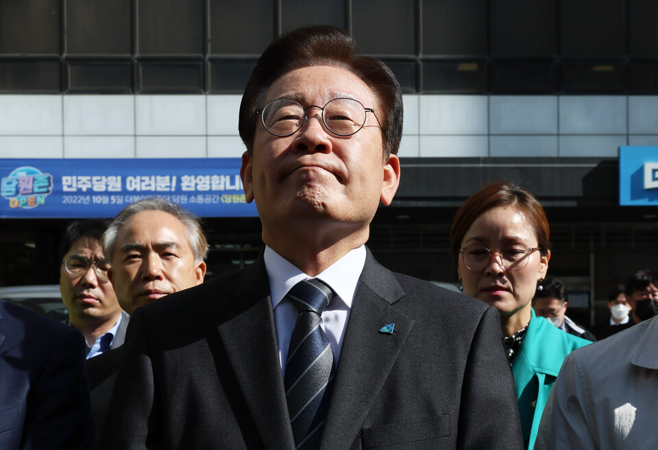 이재명 더불어민주당 대표가 민주연구원에 대한 검찰 압수 수색이 진행 중인 24일 오전 서울 여의도 더불어민주당 중앙당사 앞에서 취재진에게 입장을 밝히던 중 잠시 울먹이며 말을 잇지 못하고 있다. /연합뉴스