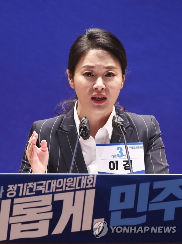 더불어민주당 이경 최고위원 예비후보가 7월 28일 오후 국회 의원회관에서 열린 더불어민주당 당 대표 및 최고위원 선출을 위한 예비경선대회에서 정견을 발표하고 있다. /국회사진기자단=연합뉴스