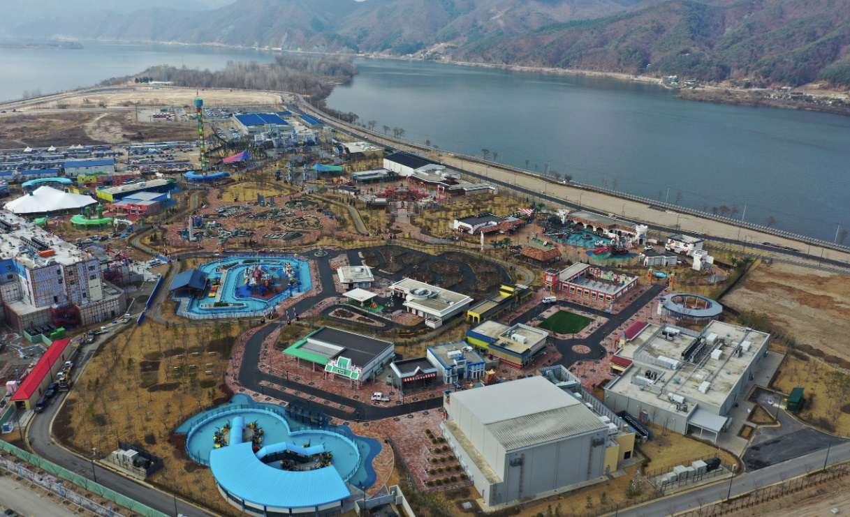 강원도청의 레고랜드 지급의무 불이행으로 촉발된 채권 파동이 전방위적으로 확산하고 있다. 롯데건설은 레고랜드 사태 직후 회사채 발행이 여의치 않아지면서 지주사와 계열사를 통해 자금 마련에 나섰다. 강원도 춘천에 위치한 레고랜드 전경 /강원도청