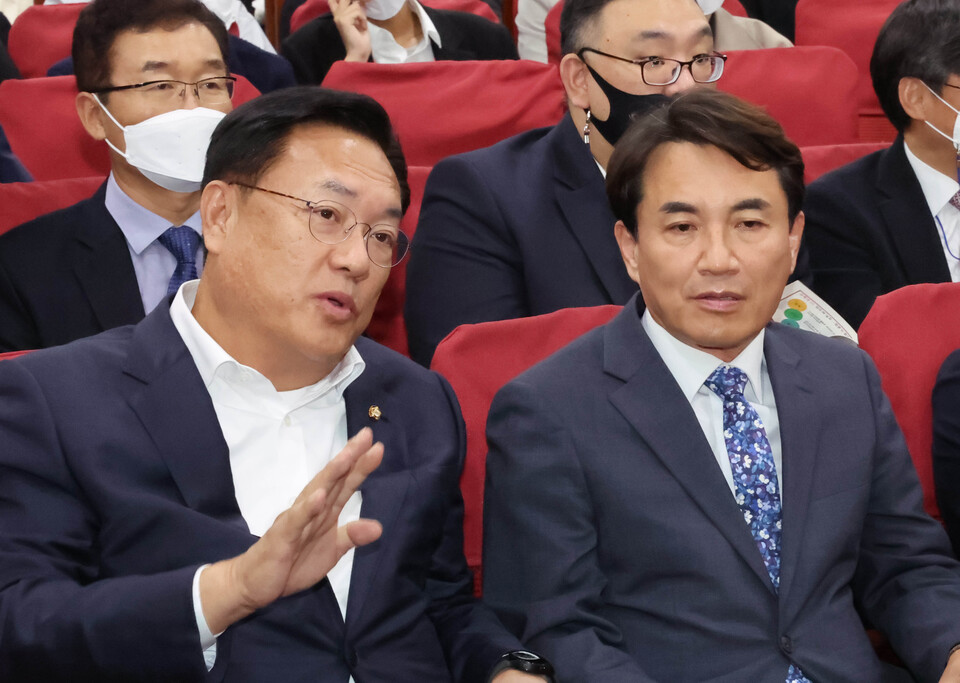 정진석 국민의힘 비상대책위원장(왼쪽)과 김진태 강원도지사가 11일 국회 의원회관에서 열린 '반도체 인력양성의 대전환! 강원도가 시작합니다' 토론회에서 대화를 나누고 있다. /연합뉴스