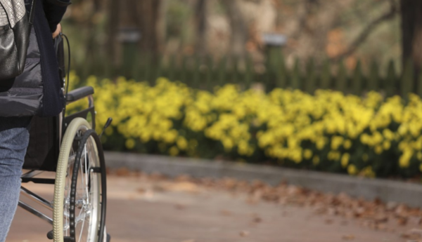 휠체어를 타고 있는 장애인 /연합뉴스