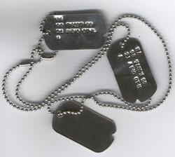 아들의 목에 걸린 군번줄과 인식표를 보게 됐다. 군번줄과 인식표 실물을 본 건 처음이었다. /나무위키