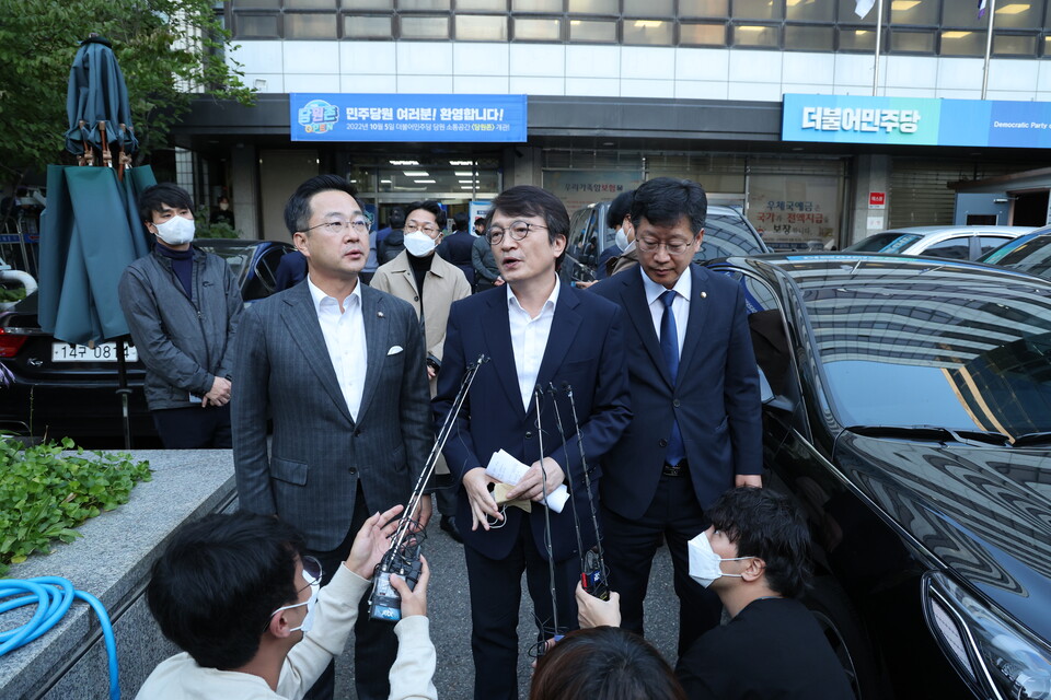 더불어민주당 김의겸 대변인이 19일 서울 여의도 당사 앞에서 검찰의 압수수색 관련 브리핑을 하고 있다. / 연합뉴스