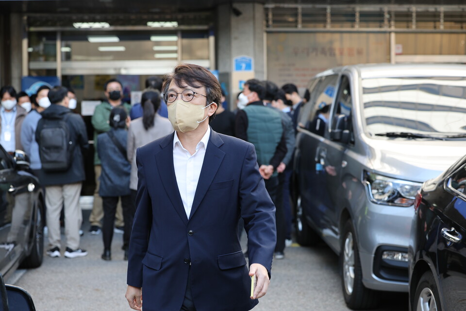 김의겸 더불어민주당 대변인이 19일 검찰의 민주연구원 압수수색과 관련해 브리핑하기 위해 당직자와 검찰관계자들이 대치 중인 서울 여의도 중앙당사를 나서고 있다. /연합뉴스